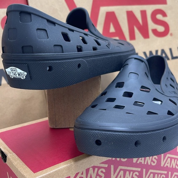 Vans Women’s Slip-On Trk Black
VN0A5HF8BLK
Sneakerss Crocs - Picture 2 of 16